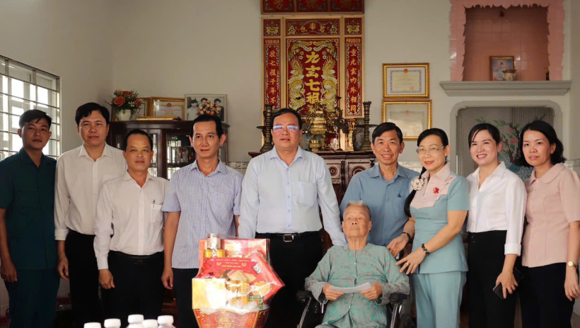 Chủ tịch UBND tỉnh L&ecirc; Văn Hẳn thăm, tặng qu&agrave; tết tại x&atilde; Mỹ Y&ecirc;n