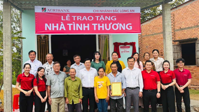 X&atilde; Hậu Nghĩa: Trao tặng 5 căn nh&agrave; t&igrave;nh thương