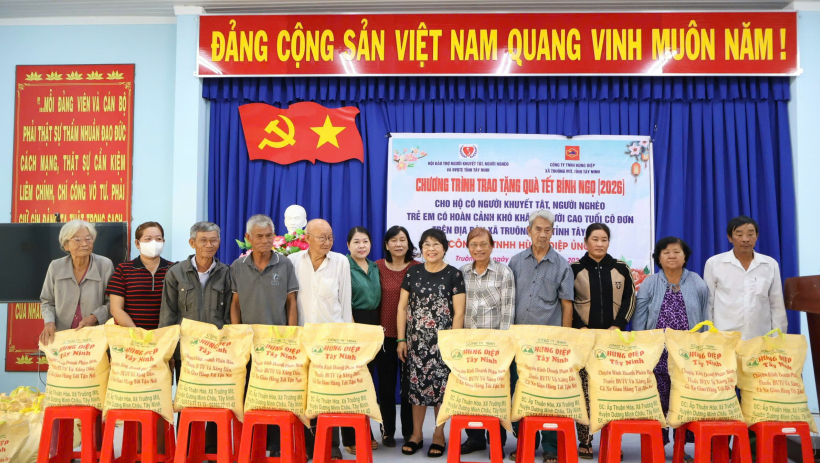 X&atilde; Tru&ocirc;ng M&iacute;t: Tặng qu&agrave; cho gia đ&igrave;nh ch&iacute;nh s&aacute;ch, hộ c&oacute; ho&agrave;n cảnh kh&oacute; khăn