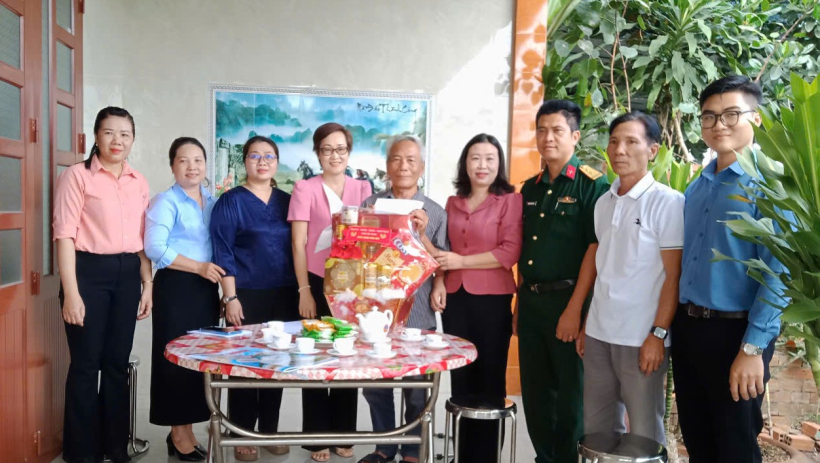 Tặng qu&agrave; cho gia đ&igrave;nh ch&iacute;nh s&aacute;ch v&agrave; trẻ em tại x&atilde; Thạnh H&oacute;a