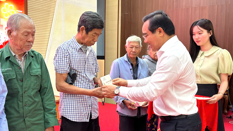 Chủ tịch UBND TP.Hồ Ch&iacute; Minh Nguyễn Văn Được tặng qu&agrave; tết tại x&atilde; T&acirc;n Thạnh