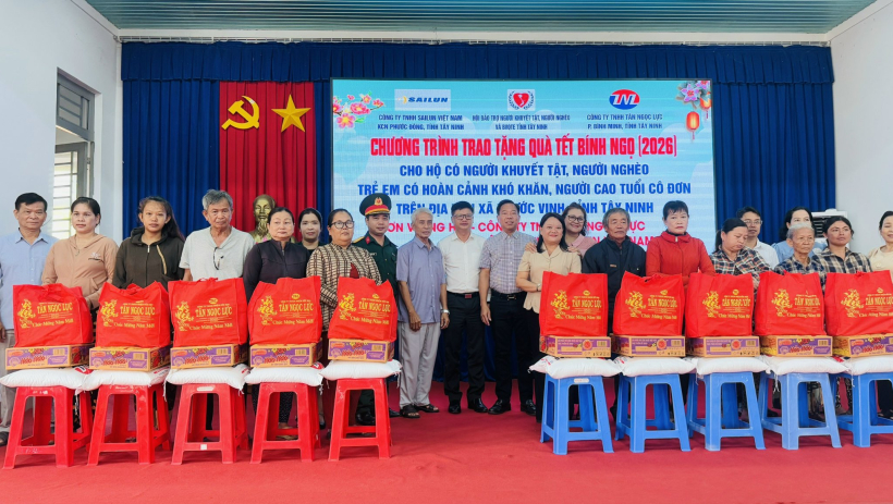 200 phần qu&agrave; tết đến với người ngh&egrave;o x&atilde; Phước Vinh