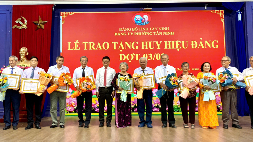 Phường T&acirc;n Ninh: Trao tặng Huy hiệu Đảng cho 59 đảng vi&ecirc;n 
