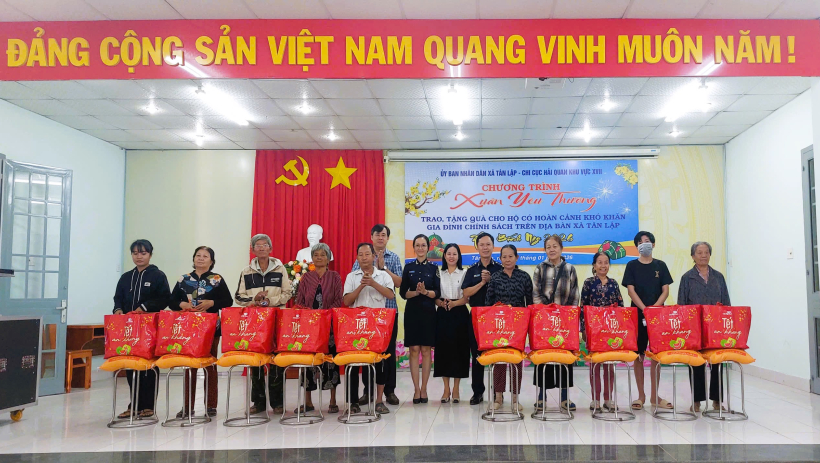 Chi cục Hải quan khu vực XVII thực hiện&nbsp;chương tr&igrave;nh 'Xu&acirc;n y&ecirc;u thương' tại x&atilde; T&acirc;n Lập