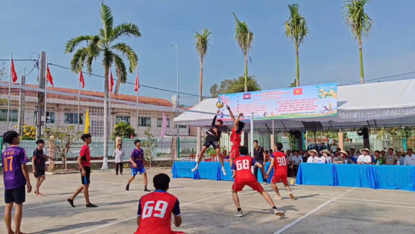 X&atilde; Hưng Điền: Giao lưu văn h&oacute;a, thể thao với c&aacute;c x&atilde; gi&aacute;p bi&ecirc;n nước bạn Campuchia