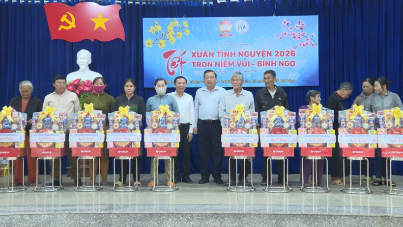 Trao qu&agrave; tết cho người d&acirc;n x&atilde; Cầu Khởi