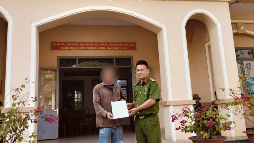 C&ocirc;ng an x&atilde; T&acirc;n Đ&ocirc;ng hỗ trợ người d&acirc;n chuyển khoản nhầm nhận lại 23 triệu đồng