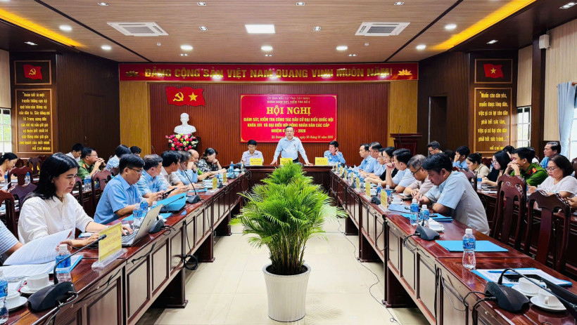 Đo&agrave;n gi&aacute;m s&aacute;t, kiểm tra số 2 của Ủy ban bầu cử tỉnh l&agrave;m việc tại x&atilde; Dương Minh Ch&acirc;u