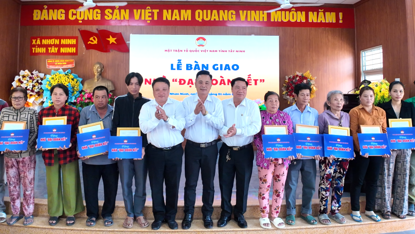 X&atilde; Nhơn Ninh b&agrave;n giao 13 căn nh&agrave; Đại đo&agrave;n kết