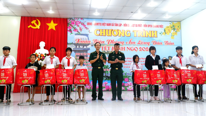 Xu&acirc;n bi&ecirc;n ph&ograve;ng ấm l&ograve;ng d&acirc;n bản tại x&atilde; T&acirc;n Lập