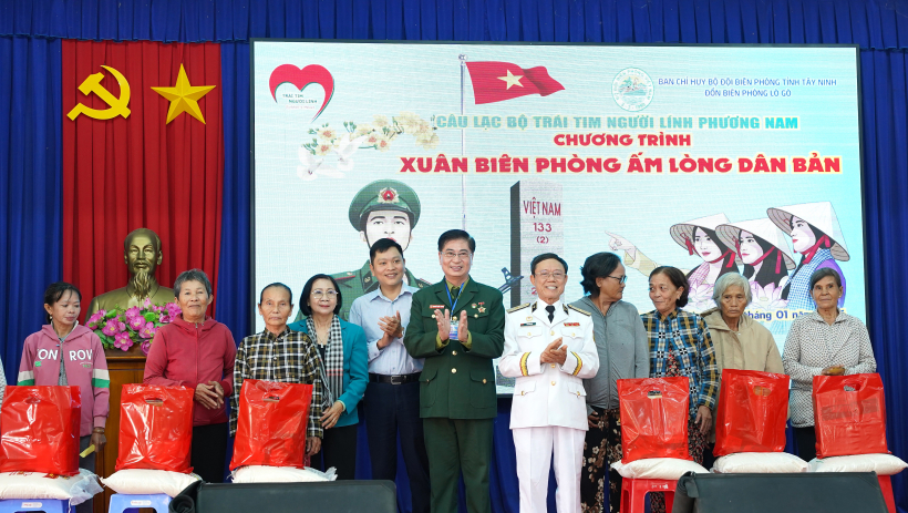 'Xu&acirc;n bi&ecirc;n ph&ograve;ng ấm l&ograve;ng d&acirc;n bản' tặng 500 phần qu&agrave; tết cho người d&acirc;n x&atilde; Phước Vinh 