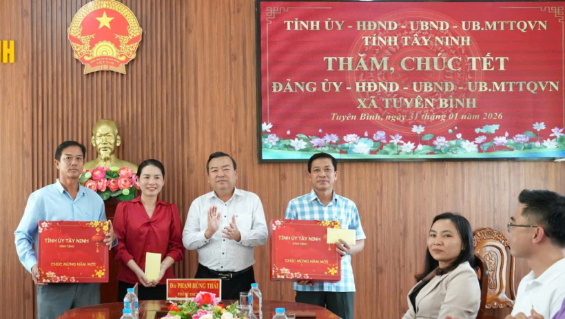 Ph&oacute; B&iacute; thư Tỉnh ủy Phạm H&ugrave;ng Th&aacute;i thăm, ch&uacute;c tết x&atilde; Tuy&ecirc;n B&igrave;nh