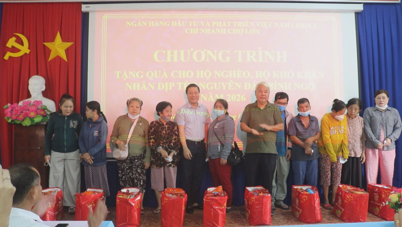 Tặng qu&agrave; tết tại phường G&ograve; Dầu