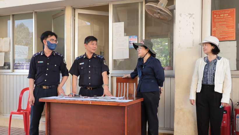 N&ocirc;ng sản đ&atilde; được th&ocirc;ng quan tại Cửa khẩu Xa M&aacute;t v&agrave; Ch&agrave;ng Riệc