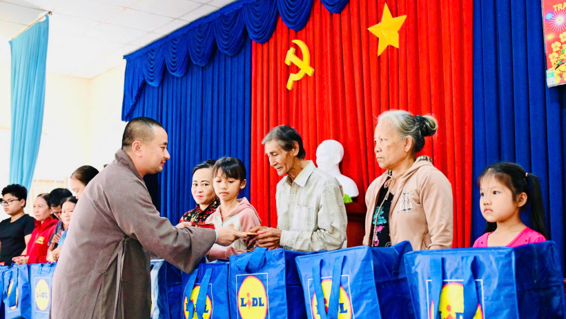 X&atilde; Mỹ Y&ecirc;n: C&aacute;c cơ sở Phật gi&aacute;o trao tặng 200 suất qu&agrave; tết