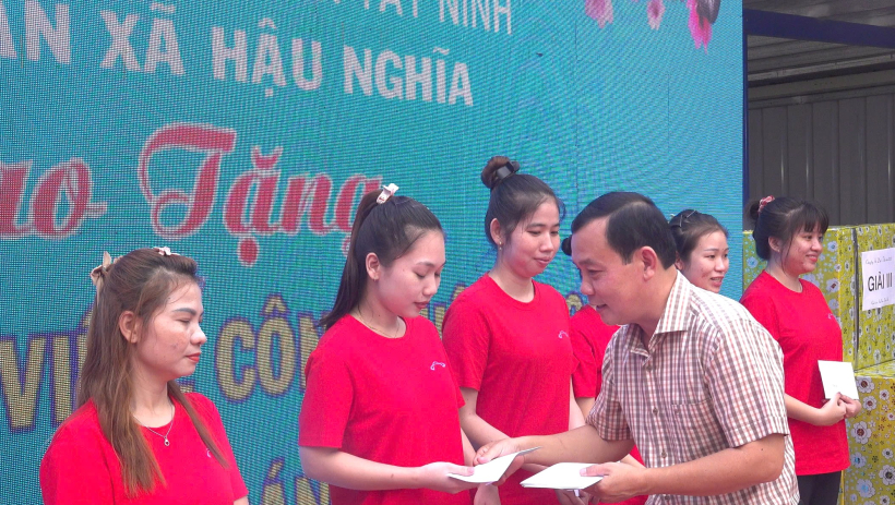 X&atilde; Hậu Nghĩa trao 330 phần qu&agrave; tết cho c&ocirc;ng nh&acirc;n, lao động c&oacute; ho&agrave;n cảnh kh&oacute; khăn