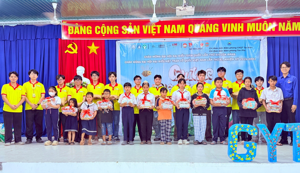 Các đơn vị trao tặng quà cho các em học sinh