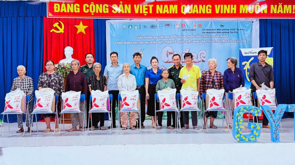 Hoạt động trao tặng quà cho các hộ gia đình