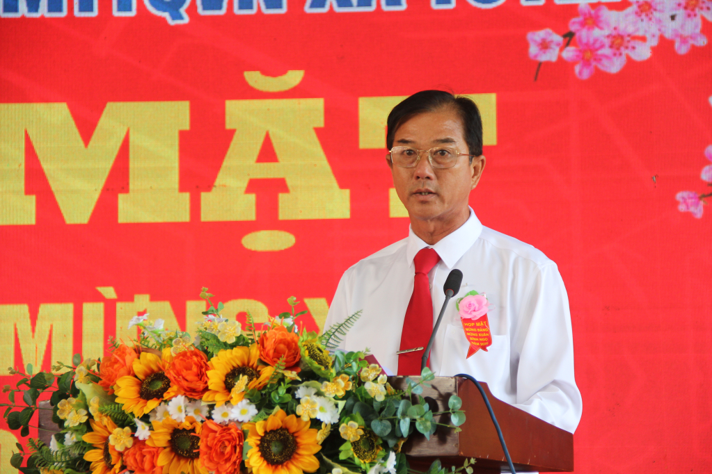 Bí thư Đảng ủy, Chủ tịch HĐND xã Tuyên Bình Võ Văn Bảo phát biểu tại buổi  họp mặt