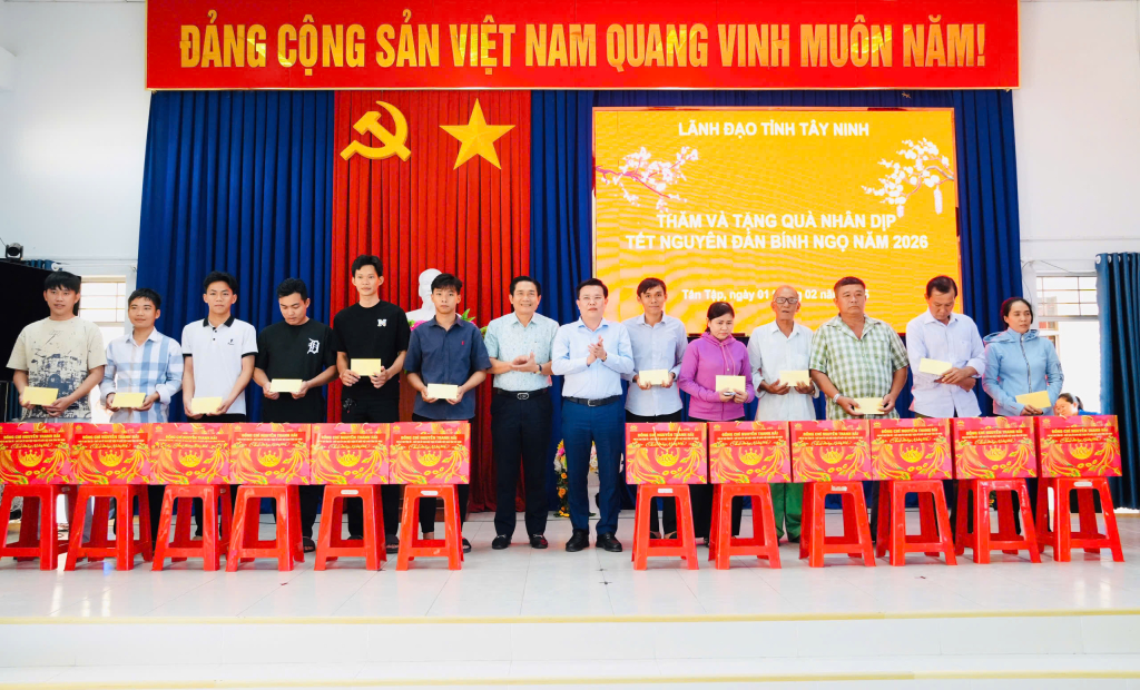 1,2,hinh,1,lanh,dao,tinh,xa,tang,qua,tet,15415901.jpg