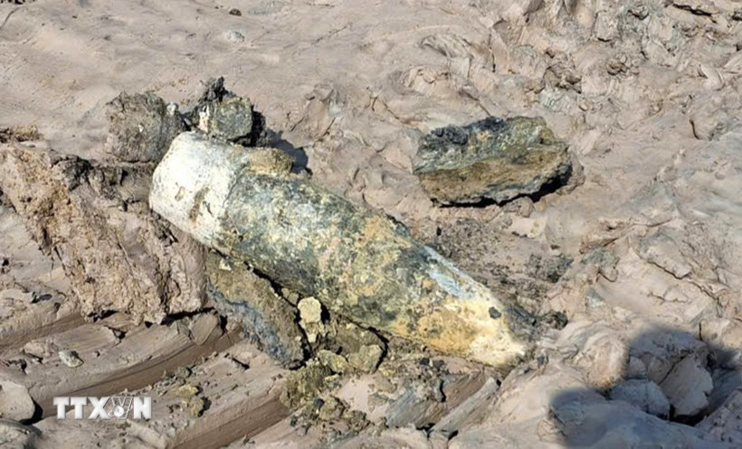 Người d&acirc;n C&agrave; Mau ph&aacute;t hiện 2 quả đạn ph&aacute;o trong l&uacute;c cải tạo vu&ocirc;ng t&ocirc;m