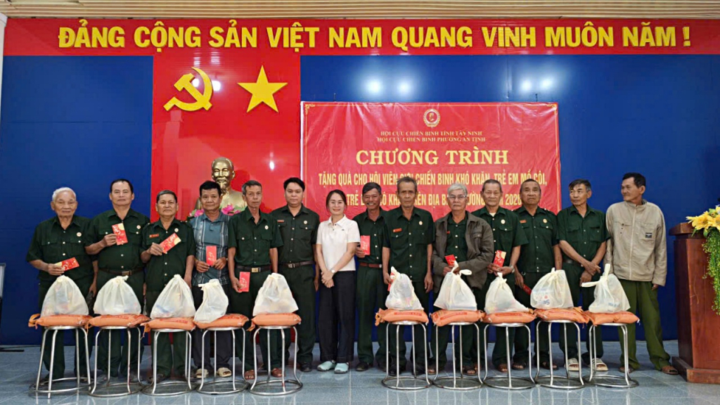 Các đơn vị trao tặng quà cho hội viên cựu chiến binh có hoàn cảnh khó khăn