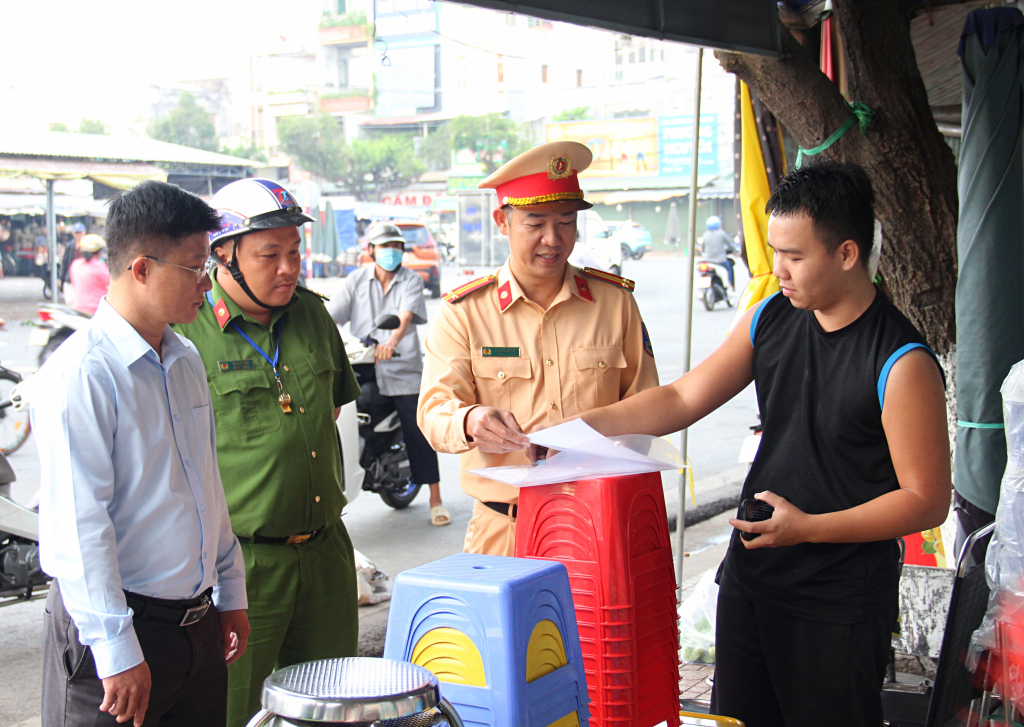 Tuy&ecirc;n truyền, vận động c&aacute;c hộ kinh doanh kh&ocirc;ng lấn chiếm l&ograve;ng, lề đường 