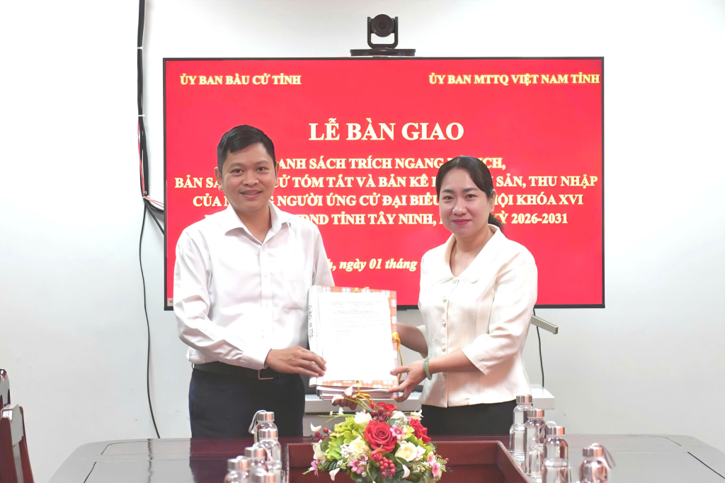 Đại diện Ủy ban bầu cử tỉnh bàn giao hồ sơ người ứng cử ĐBQH và đại biểu HĐND tỉnh nhiệm kỳ 2026-2031 cho Ủy ban MTTQ Việt Nam tỉnh