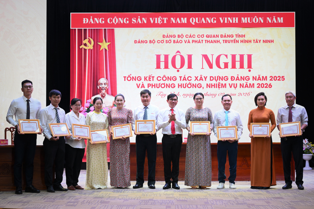 Bí thư Đảng ủy, Tổng biên tập Báo và PTTH Tây Ninh Lê Hồng Phước trao giấy khen cho các đảng viên hoàn thành xuất sắc nhiệm vụ