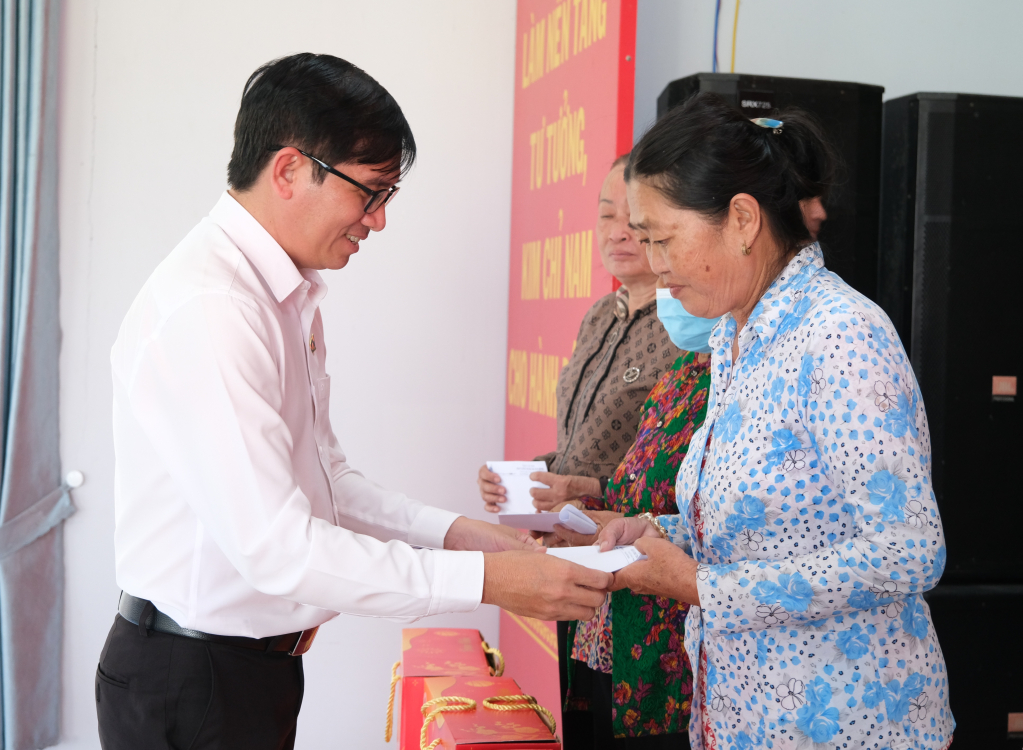 Đo&agrave;n cơ sở B&aacute;o v&agrave; ph&aacute;t thanh, truyền h&igrave;nh T&acirc;y Ninh tổ chức Xu&acirc;n t&igrave;nh nguyện tại x&atilde; V&agrave;m Cỏ