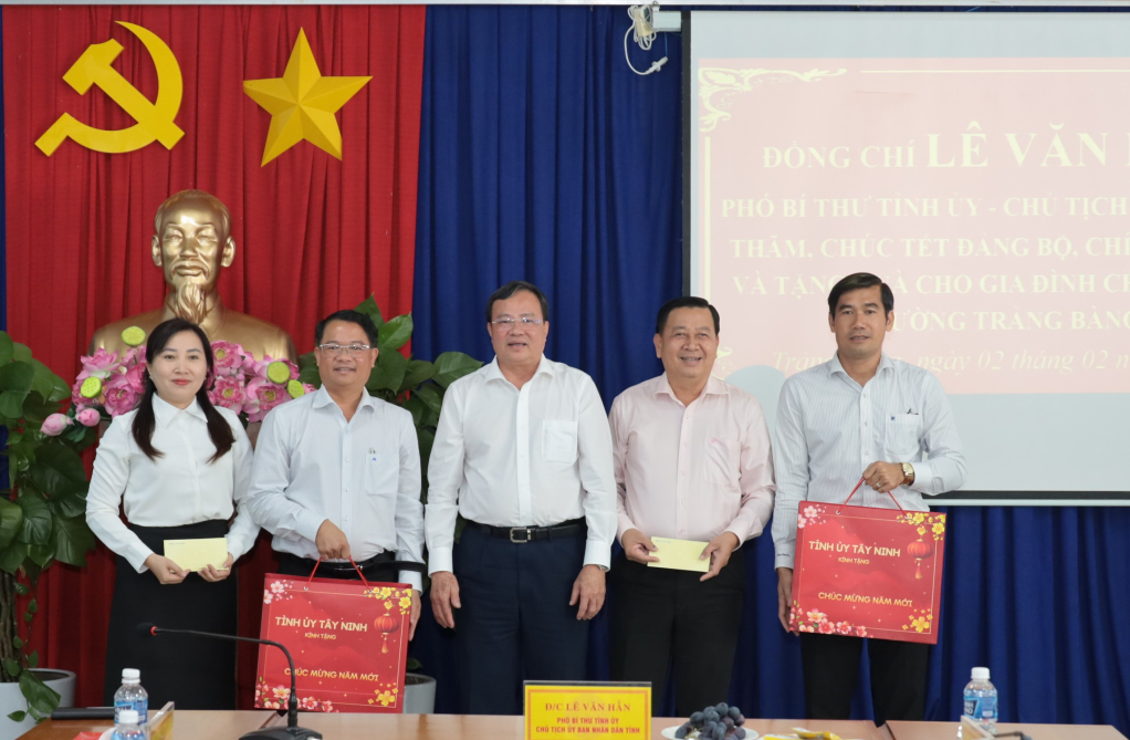 Chủ tịch UBND tỉnh L&ecirc; Văn Hẳn thăm, ch&uacute;c tết tại phường Trảng B&agrave;ng