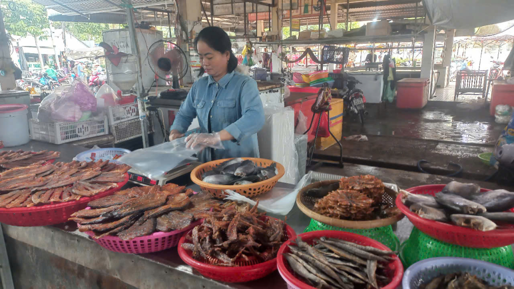  Theo chị Dương Thị Gái, hộ kinh doanh khô cá tại chợ xã Tân Hưng, do giá cá nguyên liệu tăng nên giá khô cá năm nay tăng từ 10.000-20.000 đồng/kg