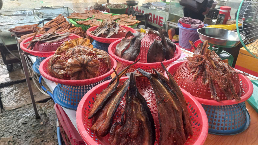 Nhiều mặt hàng khô cá được bày bán tại các chợ
