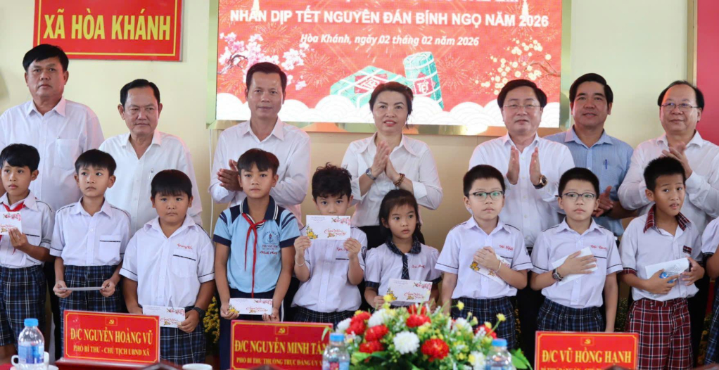 B&iacute; thư Tỉnh ủy Nguyễn Văn Quyết thăm, tặng qu&agrave; tết tại x&atilde; H&ograve;a Kh&aacute;nh