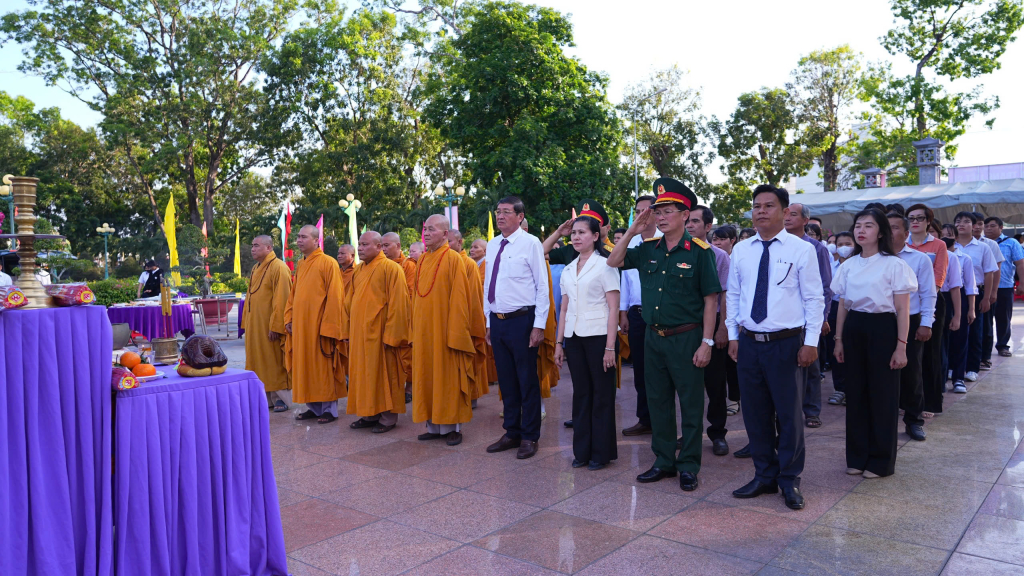 Tổ chức Lễ tưởng niệm c&aacute;c anh h&ugrave;ng liệt sĩ tại Nghĩa trang liệt sĩ Tr&agrave; V&otilde;