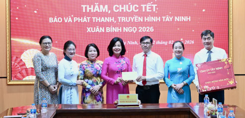 Trưởng ban Tuy&ecirc;n gi&aacute;o v&agrave; D&acirc;n vận Tỉnh ủy ch&uacute;c tết c&aacute;c cơ quan, đơn vị