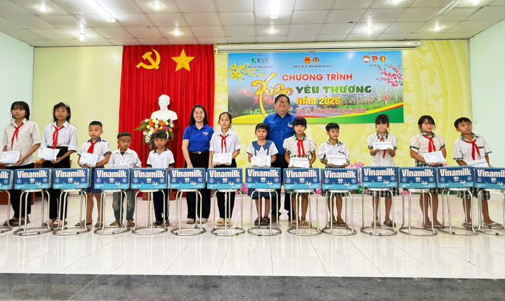 Tuổi trẻ T&acirc;n Lập: Trao 100 phần qu&agrave; tết cho học sinh c&oacute; ho&agrave;n cảnh kh&oacute; khăn
