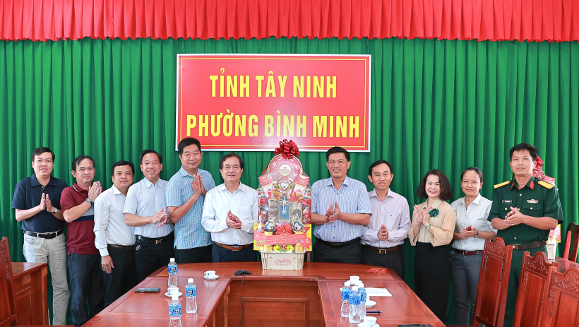 Ph&oacute; Chủ tịch UBND tỉnh Nguyễn Hồng Thanh thăm, ch&uacute;c tết phường B&igrave;nh Minh 