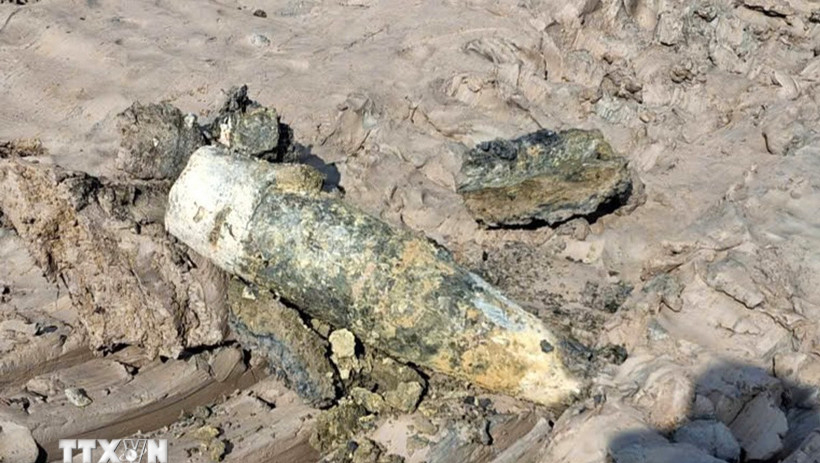 Người d&acirc;n C&agrave; Mau ph&aacute;t hiện 2 quả đạn ph&aacute;o trong l&uacute;c cải tạo vu&ocirc;ng t&ocirc;m