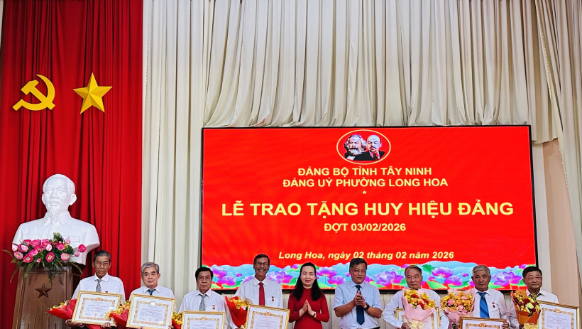 Phường Long Hoa trao Huy hiệu Đảng đợt 03/02 cho 22 đảng vi&ecirc;n