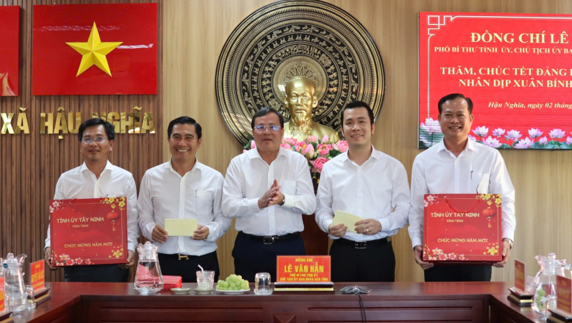 Chủ tịch UBND tỉnh L&ecirc; Văn Hẳn thăm, ch&uacute;c tết Đảng ủy x&atilde; Hậu Nghĩa