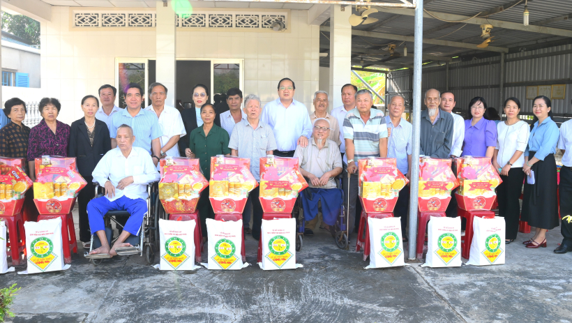 Ph&oacute; Chủ tịch UBND tỉnh Nguyễn Minh L&acirc;m thăm, tặng qu&agrave; đối tượng ch&iacute;nh s&aacute;ch v&agrave; trẻ em