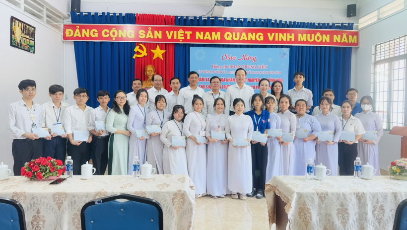 Ph&oacute; Chủ tịch UBND tỉnh Đo&agrave;n Trung Ki&ecirc;n thăm, tặng qu&agrave; tết cho học sinh 