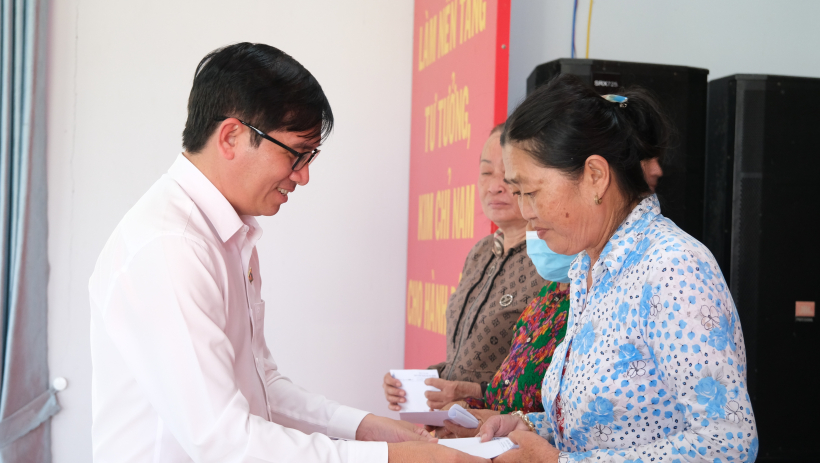 Đo&agrave;n cơ sở B&aacute;o v&agrave; ph&aacute;t thanh, truyền h&igrave;nh T&acirc;y Ninh tổ chức Xu&acirc;n t&igrave;nh nguyện tại x&atilde; V&agrave;m Cỏ