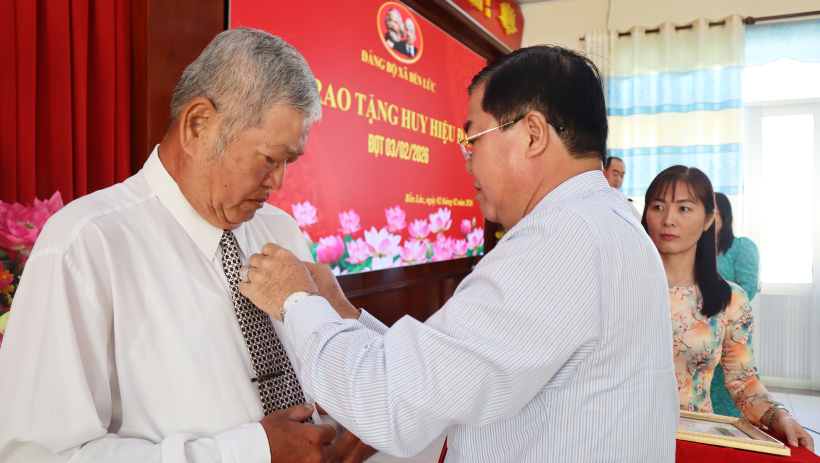 X&atilde; Bến Lức: Trao tặng Huy hiệu Đảng cho 13 đảng vi&ecirc;n