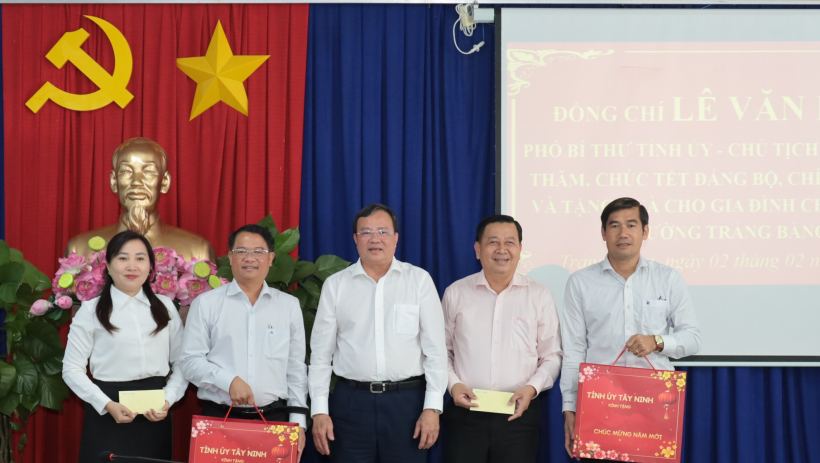 Chủ tịch UBND tỉnh L&ecirc; Văn Hẳn thăm, ch&uacute;c tết tại phường Trảng B&agrave;ng
