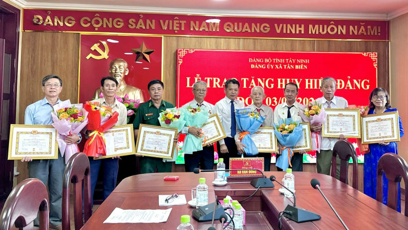 X&atilde; T&acirc;n Bi&ecirc;n trao Huy hiệu Đảng cho 8 đảng vi&ecirc;n