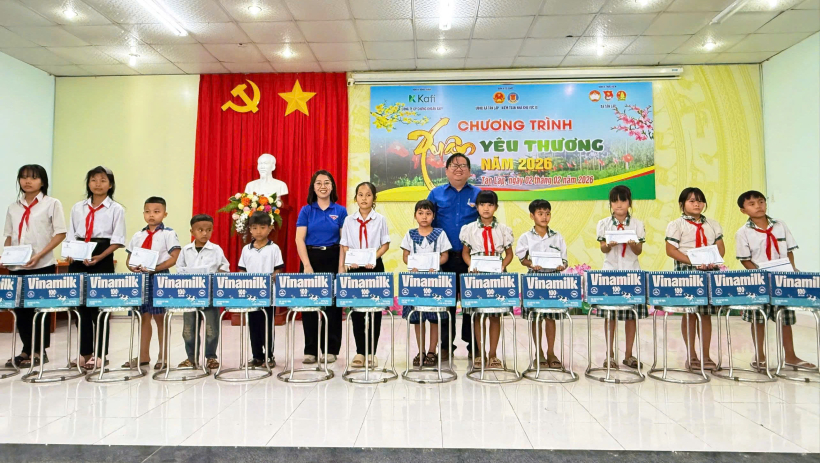 Tuổi trẻ T&acirc;n Lập: Trao 100 phần qu&agrave; tết cho học sinh c&oacute; ho&agrave;n cảnh kh&oacute; khăn