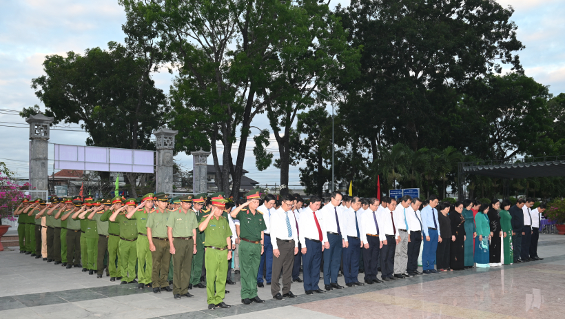 L&atilde;nh đạo tỉnh viếng Nghĩa trang liệt sĩ Tr&agrave; V&otilde;